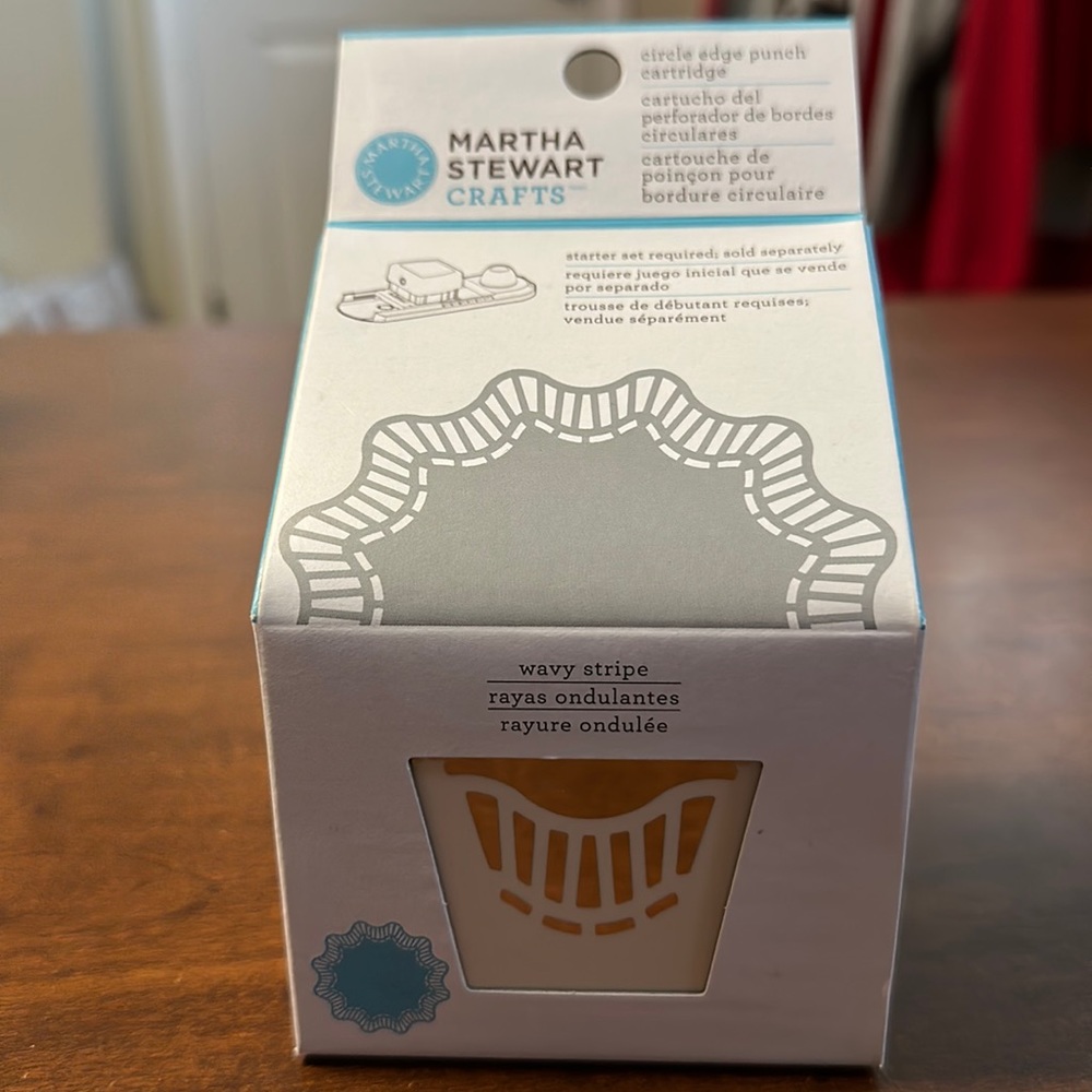 Martha Stewart Crafts Wavy Stripe Circle Edge Punch Cartridge New in Box.